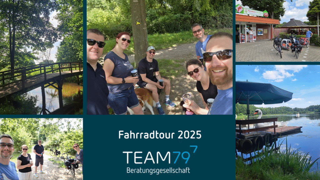 Gruppenfoto von sechs Personen bei einer Fahrradtour, umgeben von Natur, Brücke und einem Kiosk im Hintergrund.