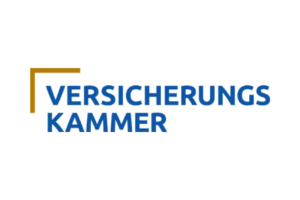 Logo der VersicherungsKammer mit blauer Schrift und gelbem grafischen Element.