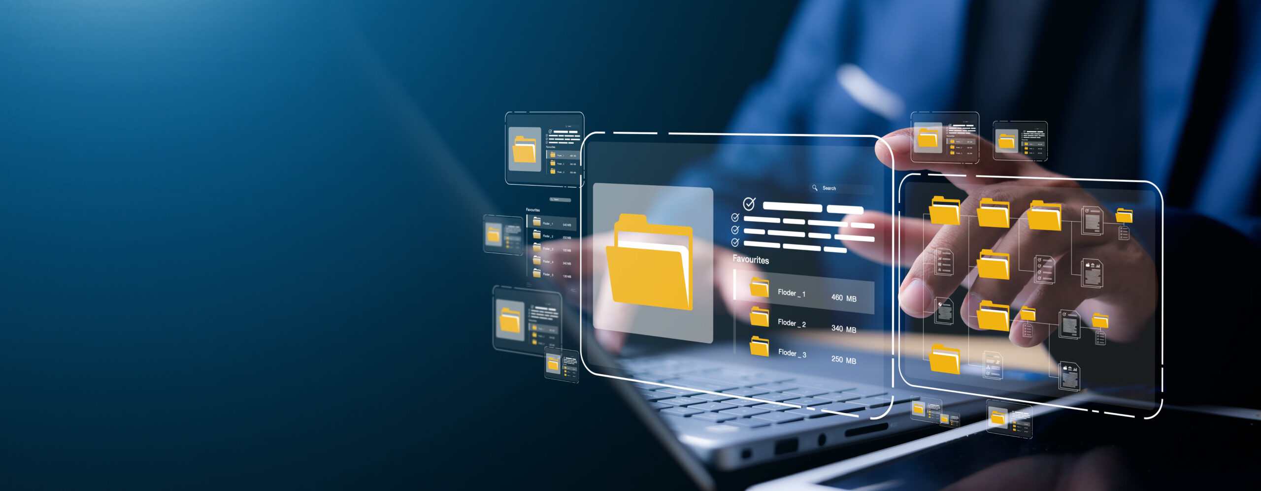 Eine Person bedient einen Laptop mit holografischen Ordnersymbolen und Datenanzeigen im Vordergrund.
